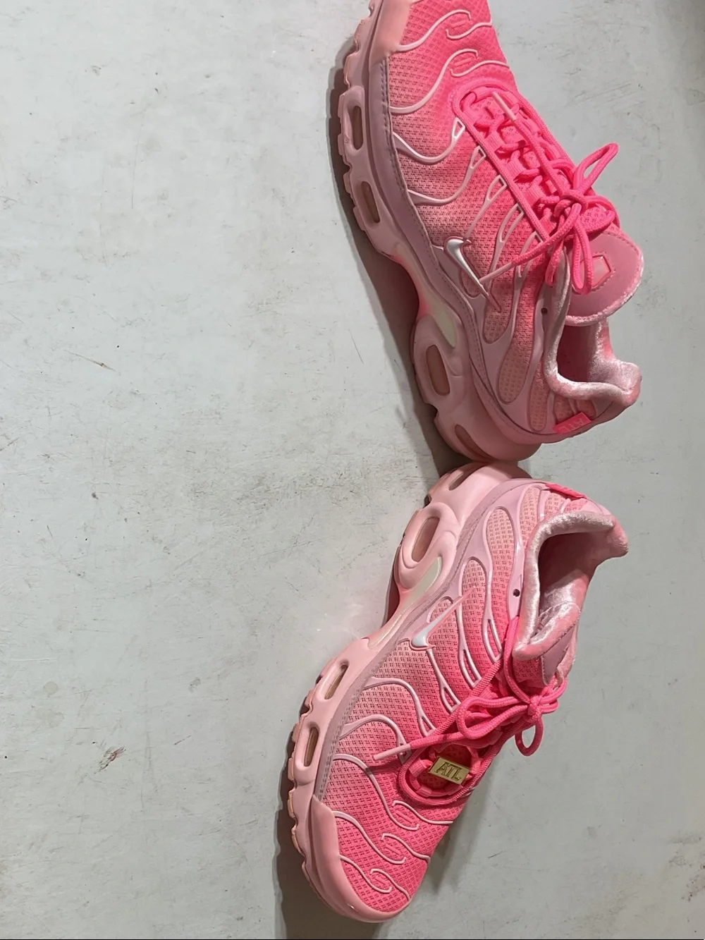 Women size 8 Atlanta pink NIKE Air max sneakers